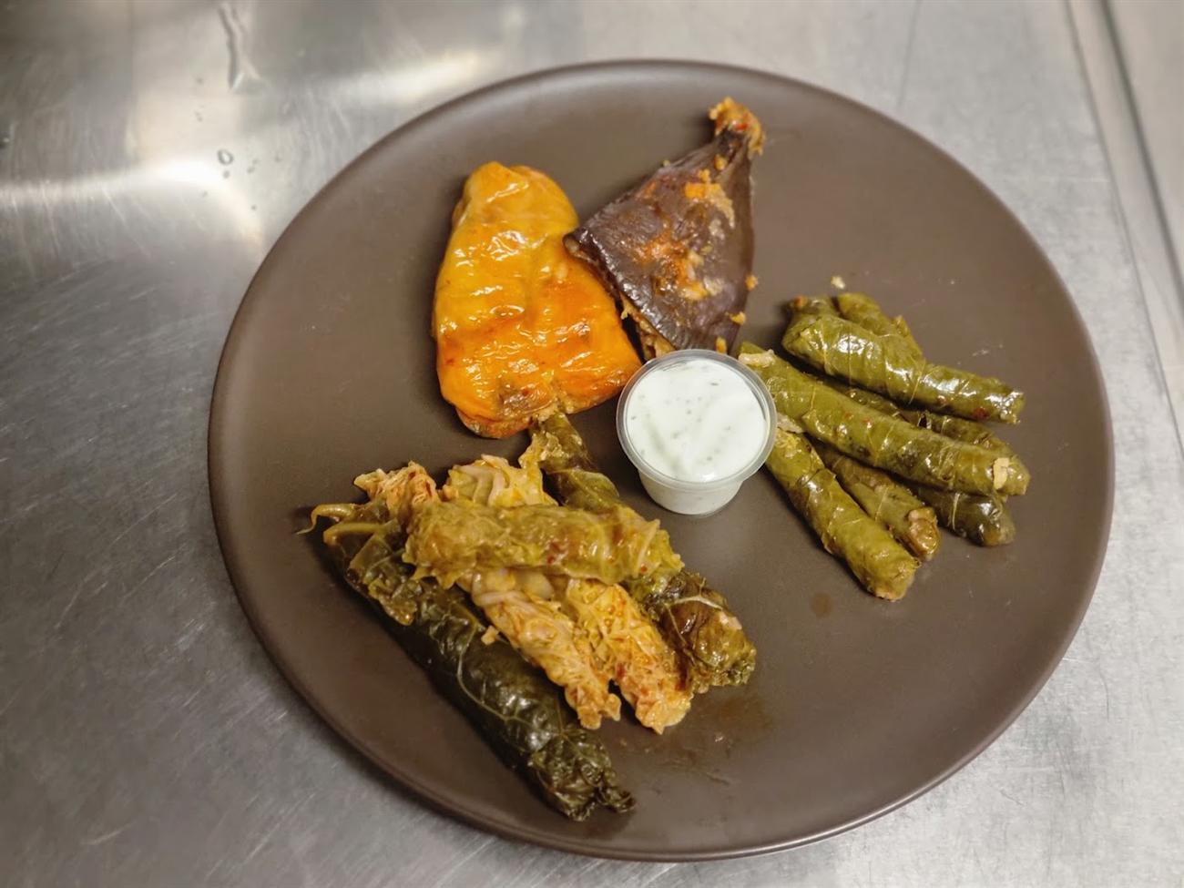 Assiette de feuilles de vigne farcies et sauce blanche