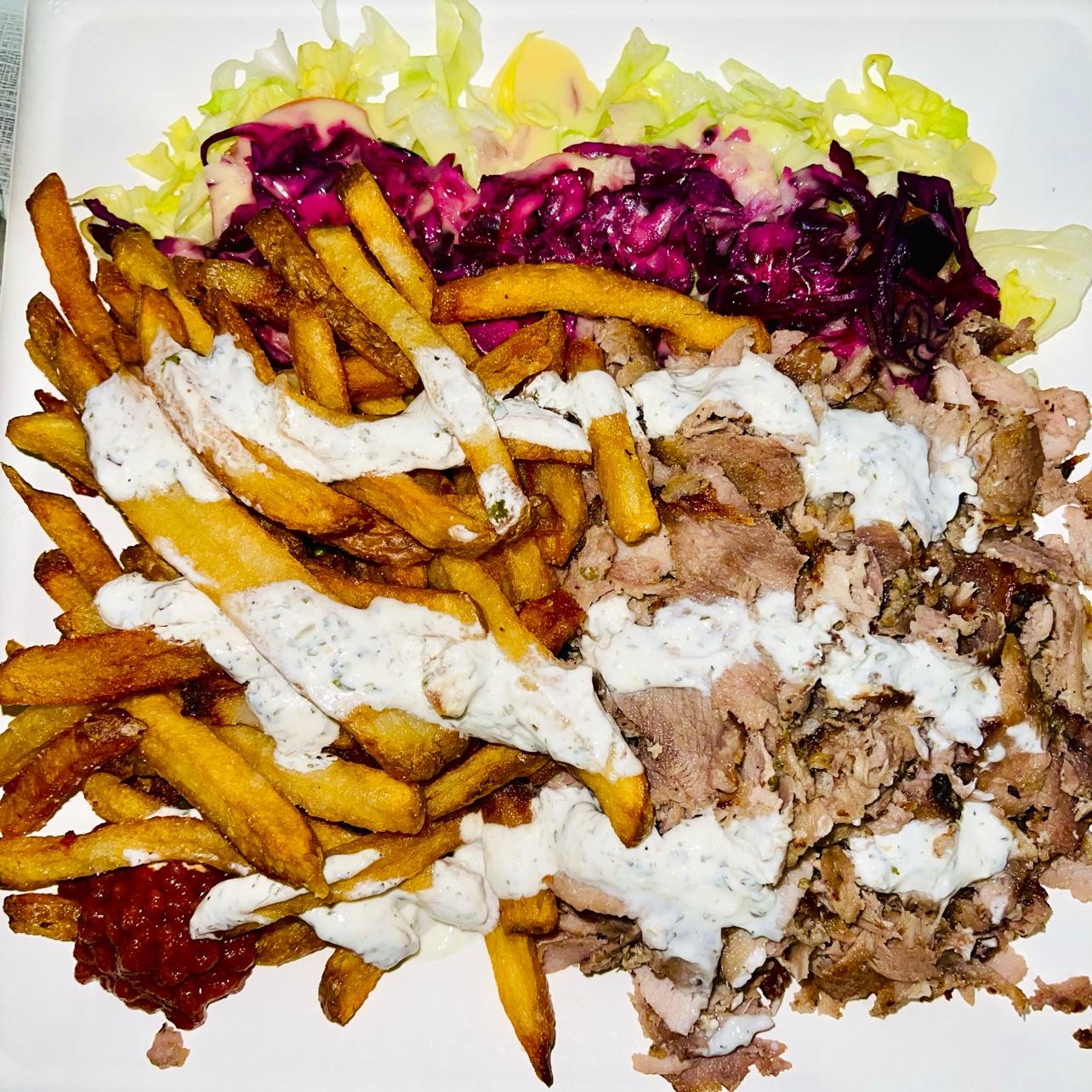Assiette de frites maison, viande kebab et sauce blanche