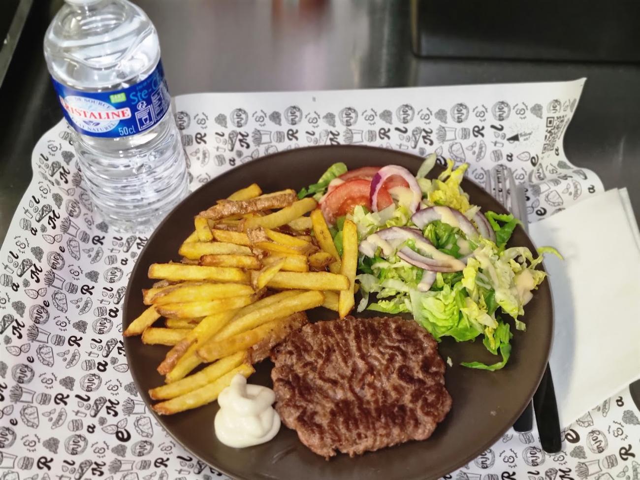 Assiette de frites maison, steak haché et salade