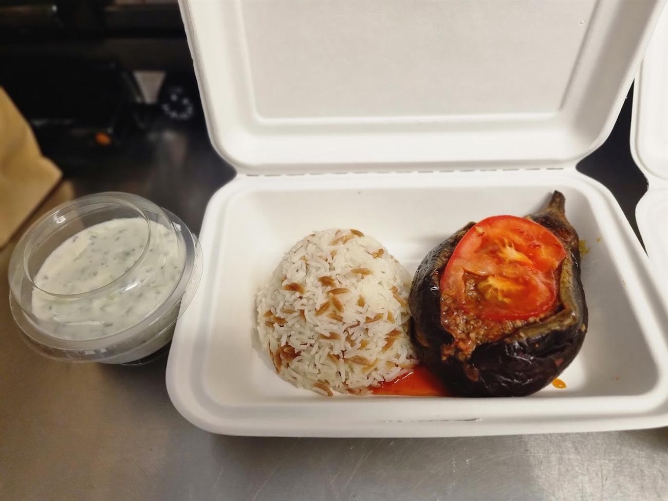 Aubergine farcie, riz et sauce blanche dans une boîte