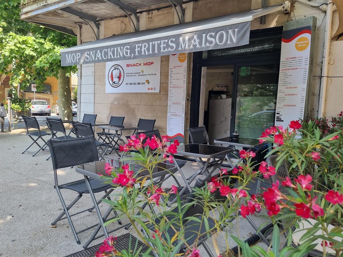 La façade et la terrasse du Snack Mop, boulevard Louis Martin Bret