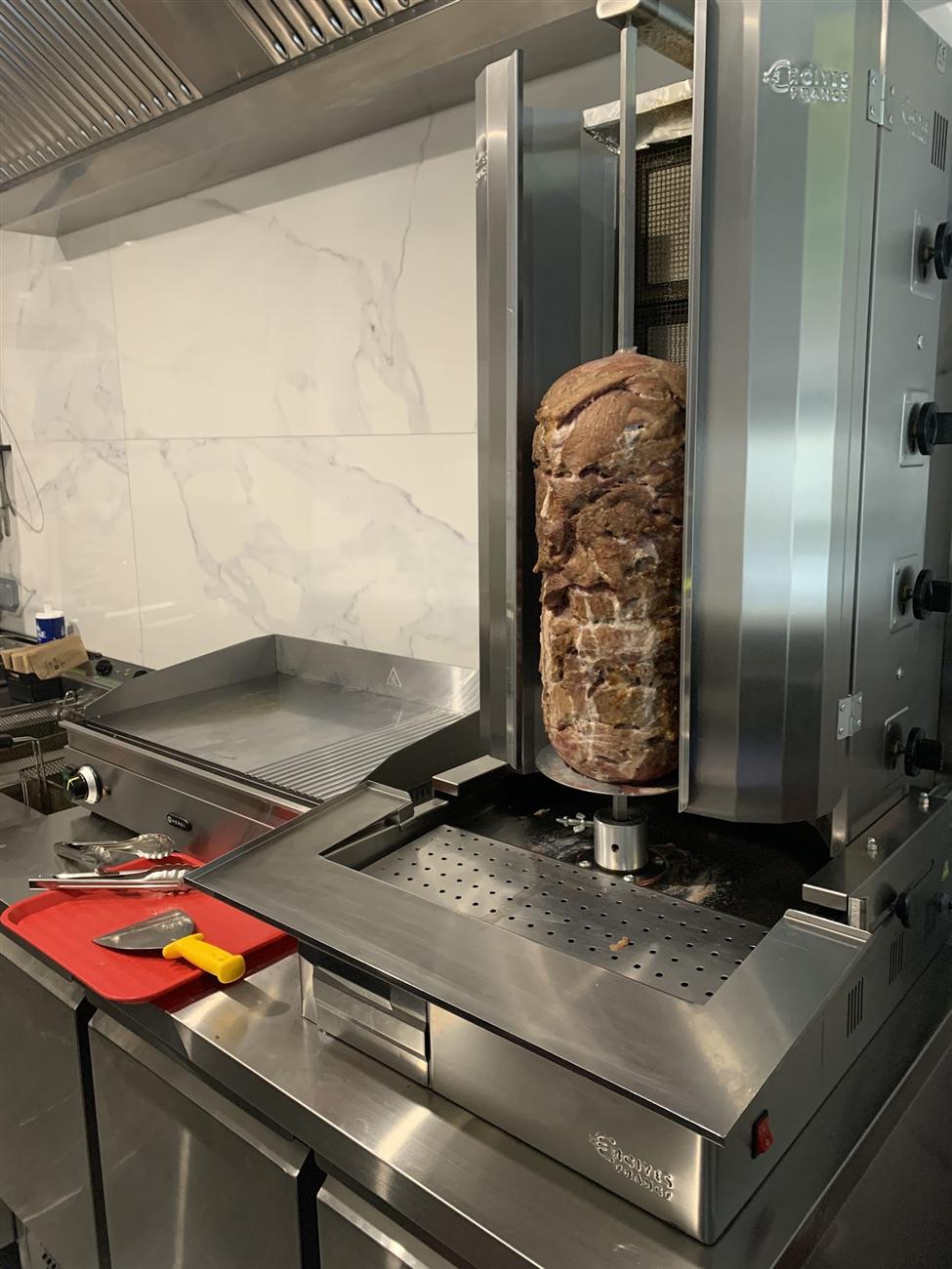 La broche de kebab dans la cuisine du Snack Mop