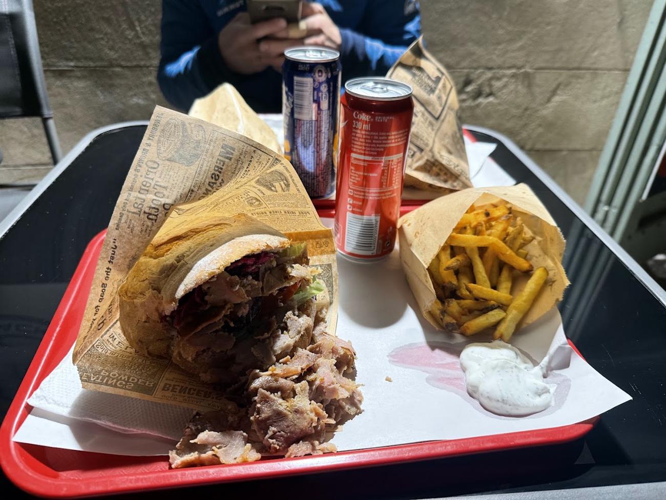Sandwich kebab dans son papier, avec cornet de frites et sauce blanche