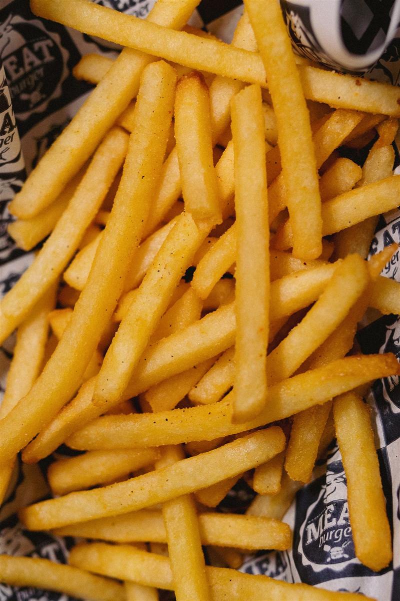 Frites dorées servies dans un panier