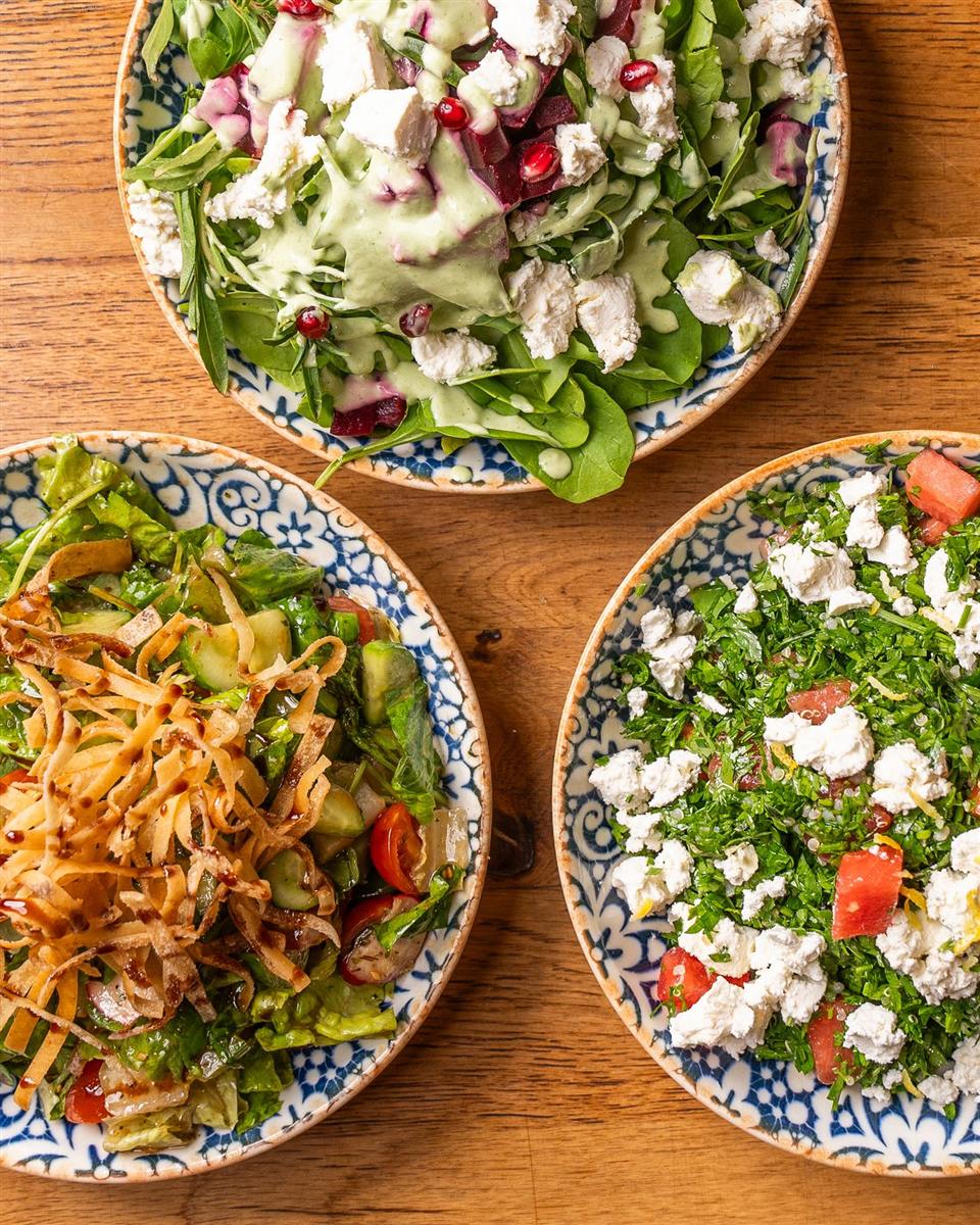 Assiettes de salades fraîches